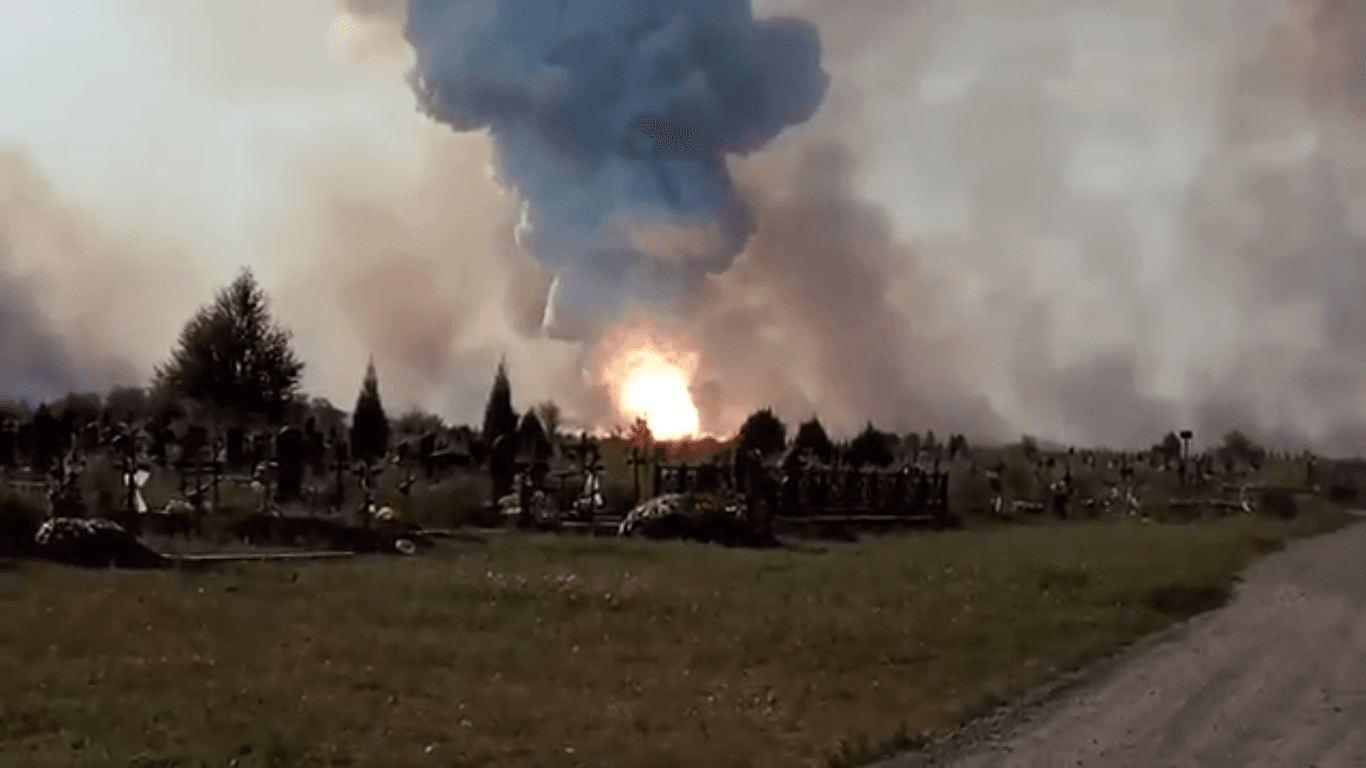 З'явилося відео, як у Донецьку горіли склади заводу, де утилізували вибухівку (ВІДЕО)