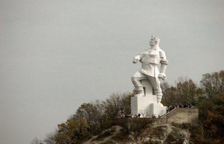 Сьогодні —  90 річниця встановлення пам’ятника Артему у Святогірську