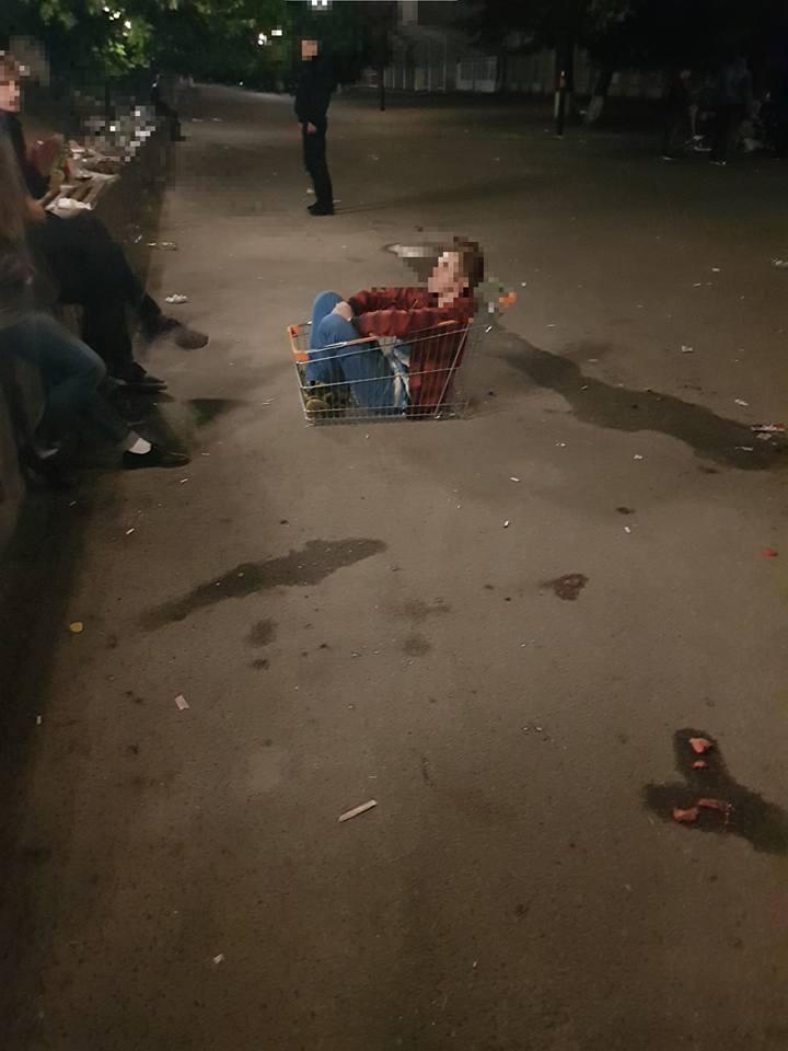 «Еліто, візьміть в руки себе». Патрульний показав, яким безладом закінчилася посвята студентів у КПІ