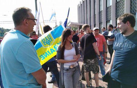 Активісти очікують Саакашвілі на станції «Мостиська-2»