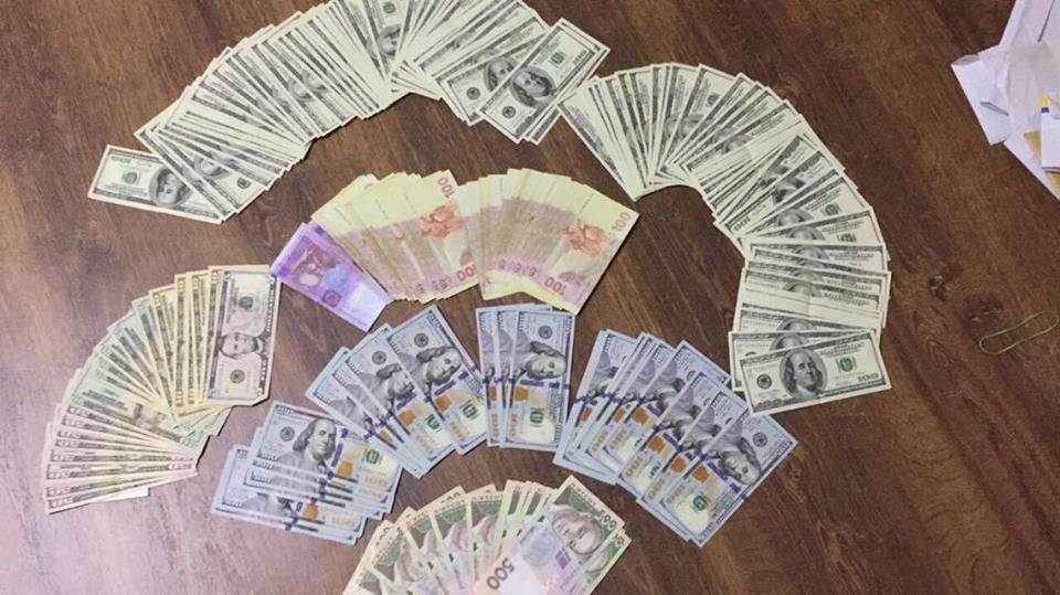 На Одещині керівника державної виконавчої служби та його спільника викрили на хабарі у $6 500