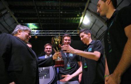 Співзасновник Apple нагородив «білих хакерів» в Києві