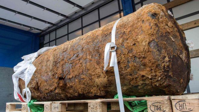 У Франкфурті знешкодили бомбу часів Другої світової війни, яка важить 1,8 тонн (ФОТО)