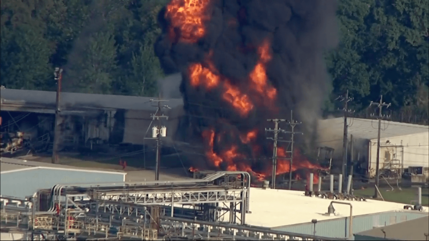 На заводі в Техасі, де раніше пролунали вибухи, почалась пожежа (ВІДЕО)