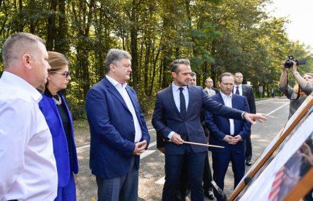 Порошенко розповів про ремонт однієї із найнебезпечніших доріг України