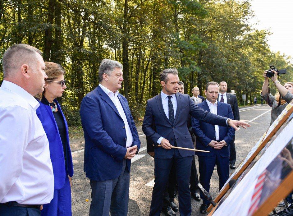Порошенко розповів про ремонт однієї із найнебезпечніших доріг України