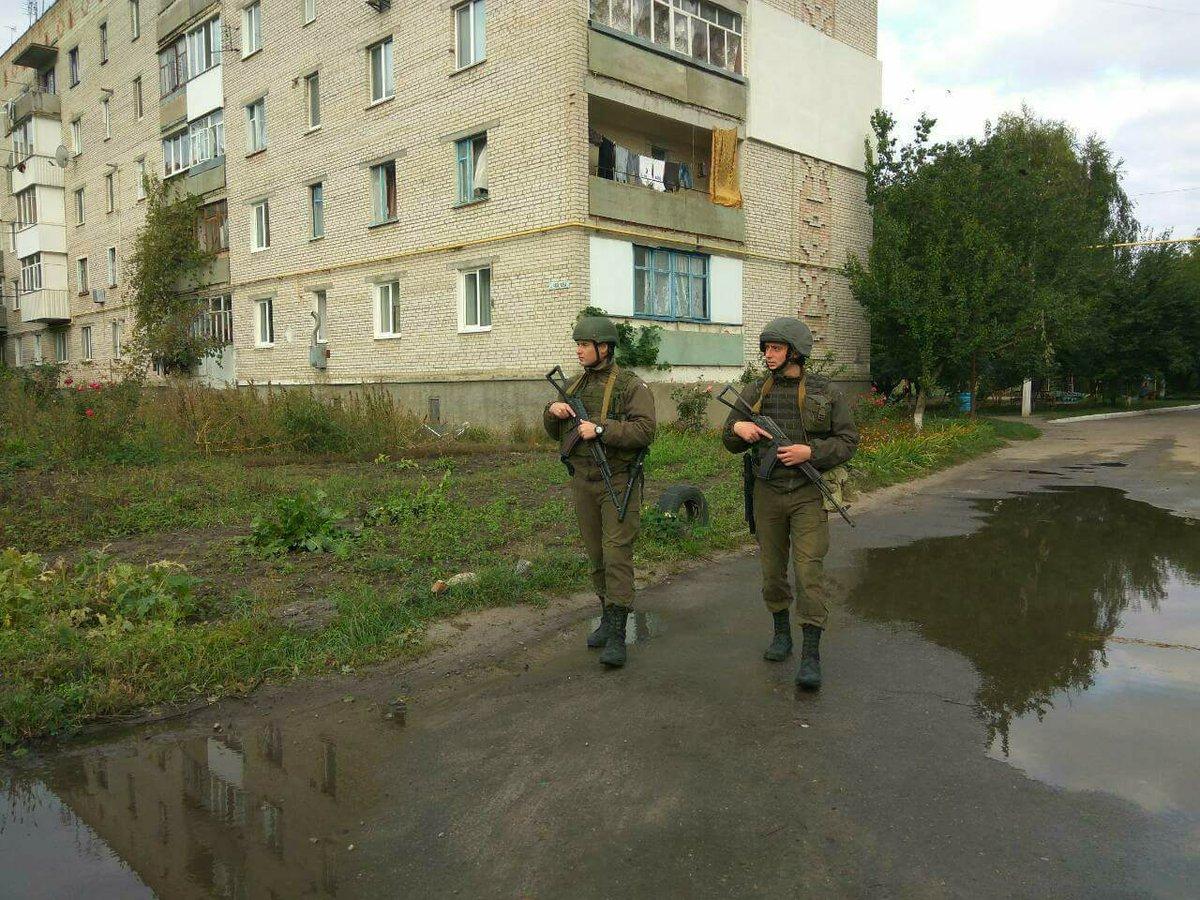 З’явились фото, як у Калинівці Нацгвардія патрулює вулиці, щоб запобігти мародерству