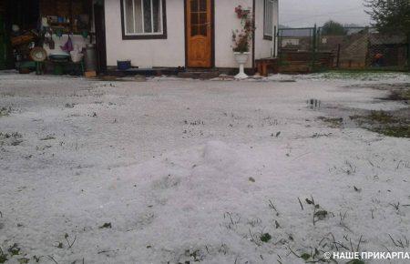В Івано-Франківську злива затопила вулиці, на Прикарпатті випав град (ФОТО)