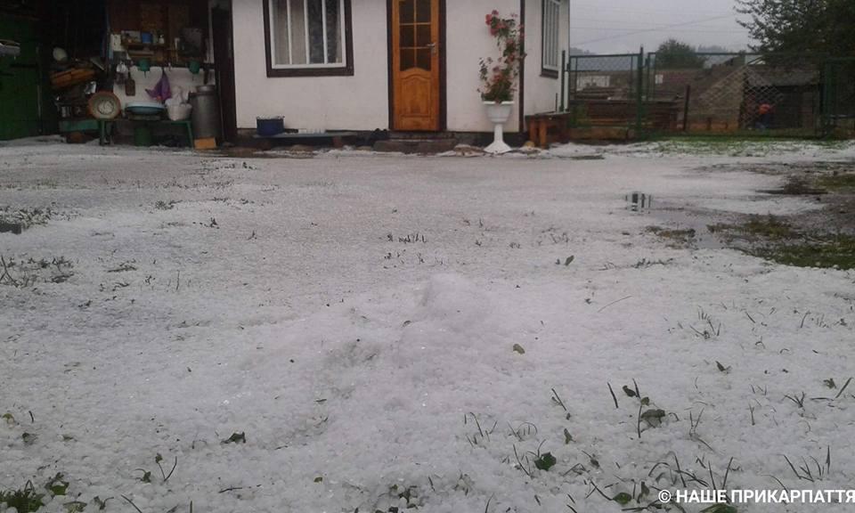 В Івано-Франківську злива затопила вулиці, на Прикарпатті випав град (ФОТО)