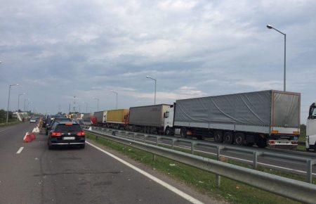 На пункті пропуску «Краковець» застрягли близько 200 автомобілів