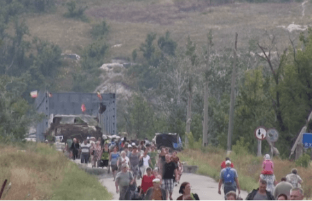 Як живеться? Якби не на камеру, я б сказала, — жінка на КПВВ в Станиці (ВІДЕО)