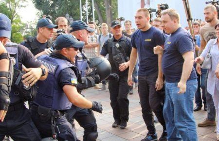 Одеса: під міською радою сталися сутички між активістами та поліцією (ВІДЕО)