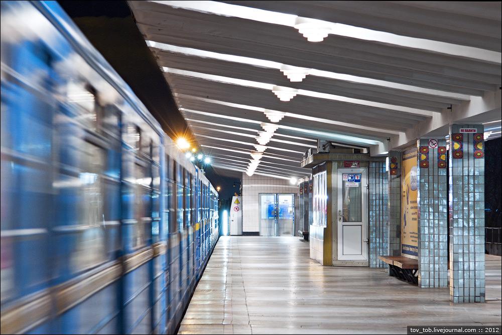 В Києві під потягом метро загинув 33-річний чоловік