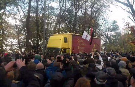 Під Радою почалися зіткнення мітингувальників з поліцією (ВІДЕО)