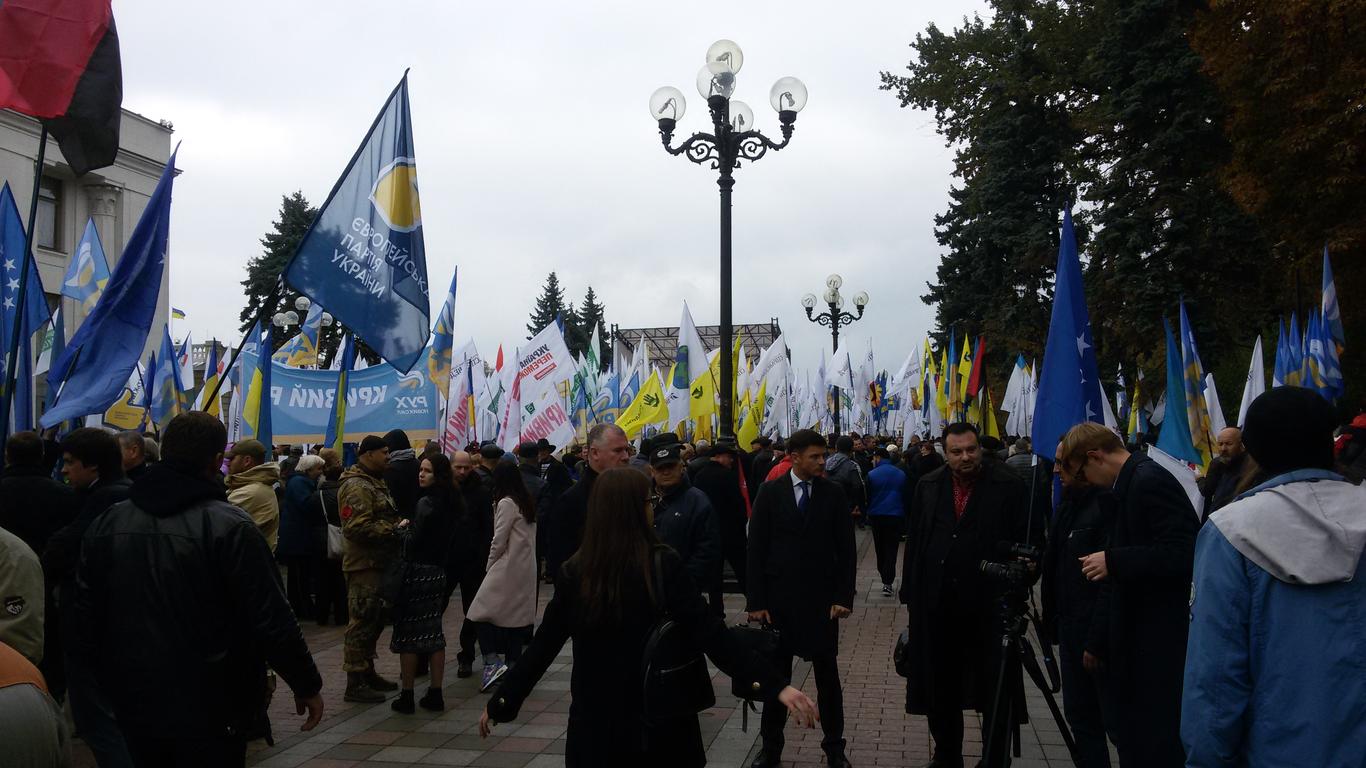 МВС допускає наявність зброї у мітингувальників під Радою