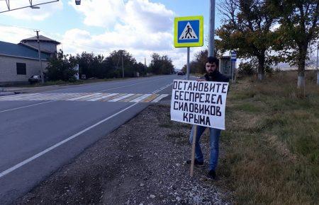 У Криму затримують людей на одиночних пікетах (ФОТО)