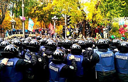 Сутички закінчились, посеред дороги встановили намети: що відбувається в центрі столиці в ці хвилини?