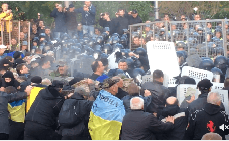 Поліція заблокувала наметове містечко під Верховною радою, — журналіст