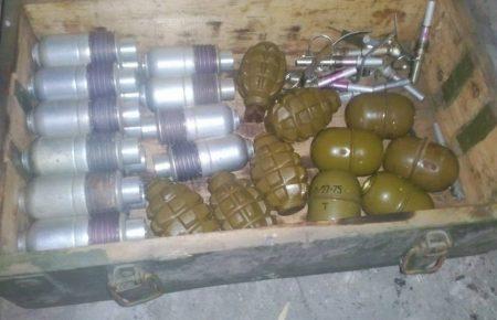 В «сірій зоні» українські військові виявили авто з російською зброєю (ФОТО)