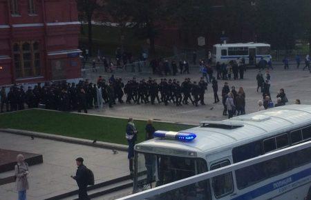 Біля Держдуми у Москві поліція затримує людей