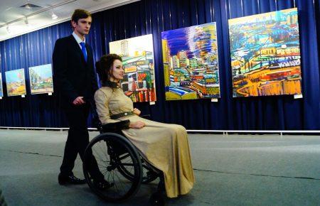 Жінки з інвалідністю стали моделями: в Києві пройшов показ інклюзивного одягу (ФОТО)