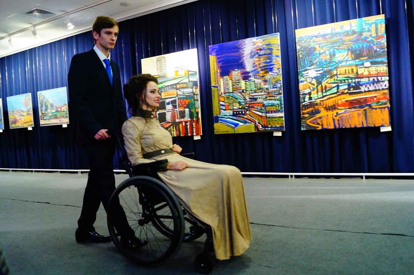 Жінки з інвалідністю стали моделями: в Києві пройшов показ інклюзивного одягу (ФОТО)