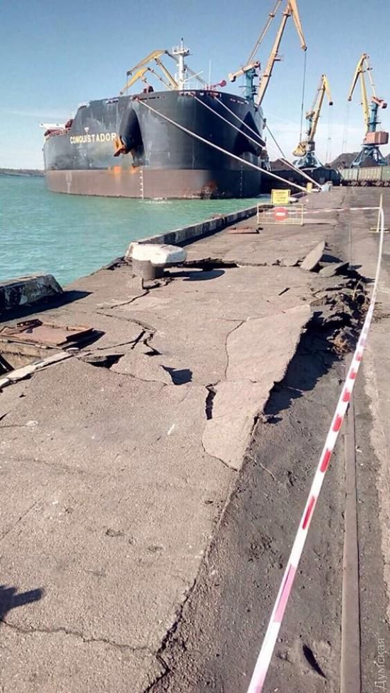 В Одесі судно врізалося в причал (ФОТО)