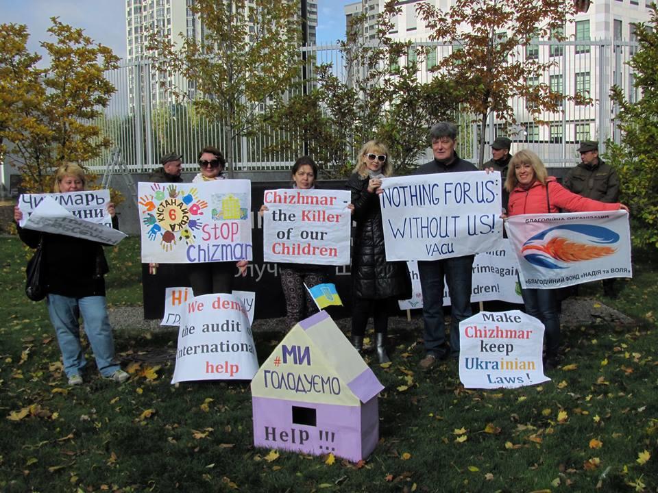 Переселенці призупинили акцію протесту та голодування під посольством США