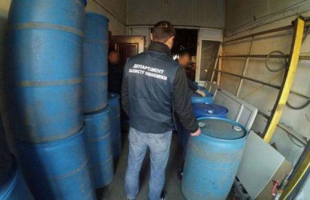 На Дніпропетровщині виявили підпільний цех, де щомісяця виробляли 20 тисяч пляшок алкоголю (ФОТО)