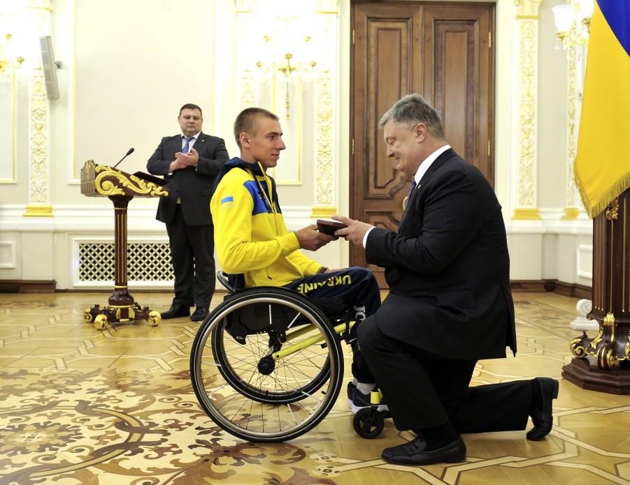 Президент Порошенко став на одне коліно перед переможцем Invictus Games