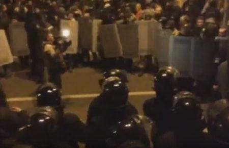 Під Радою на ніч лишились сотні протестувальників (пряма трансляція, ВІДЕО)