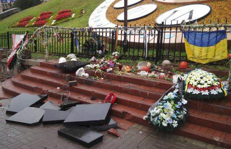 Суд обрав запобіжний захід чоловіку, який розбив пам'ятник Героям Небесної Сотні