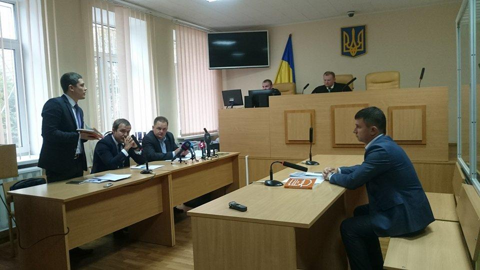 Біля Печерського суду сталася бійка. Кілька людей шпиталізовано (ФОТО)