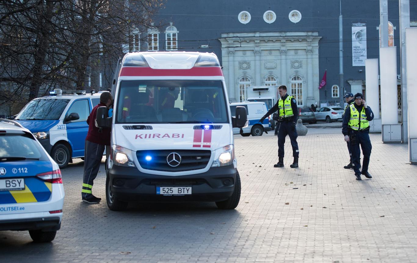 В Талліні поліція застрелила чоловіка, який ходив з ножами в місті (ВІДЕО)