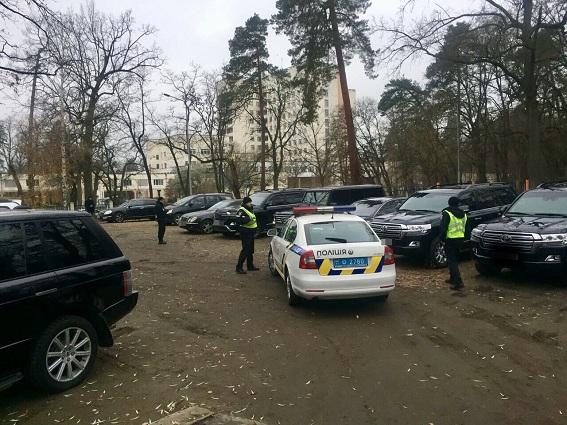 Правоохоронці навідалися на «зустріч» кримінальних авторитетів: до відділку забрали понад 60 осіб (ФОТО)