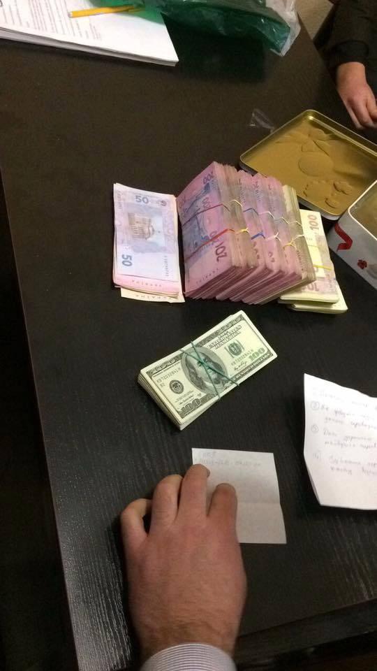 Начальнику управління Нацполіції хабар принесли у коробці з-під цукерок, — ГПУ (ФОТО)