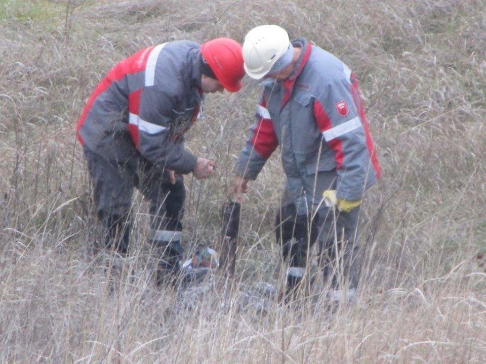 Біля Торецька під обстрілами ремонтують дамбу на фенольному заводі (ФОТО)