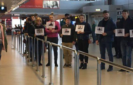 «Марне очікування»: в аеропортах України та Європи пройшли акції на підтримку українських політв’язнів (ФОТО, ВІДЕО)