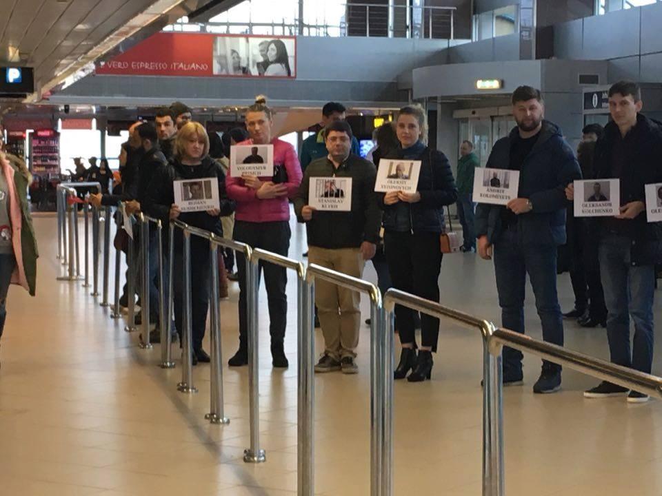 «Марне очікування»: в аеропортах України та Європи пройшли акції на підтримку українських політв’язнів (ФОТО, ВІДЕО)