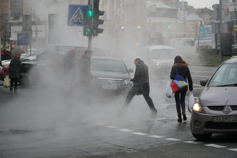 У центрі Києва прорвало трубу, вулицею тече гаряча вода (ФОТО)