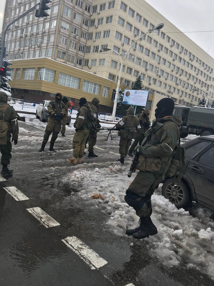 В Луганську штурмом взяли так звану «Генпрокуратуру ЛНР» (ВІДЕО, ФОТО)