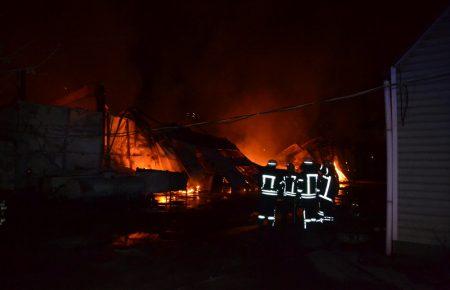 В Одесі згорів великий склад побутової хімії (ФОТО, ВІДЕО)