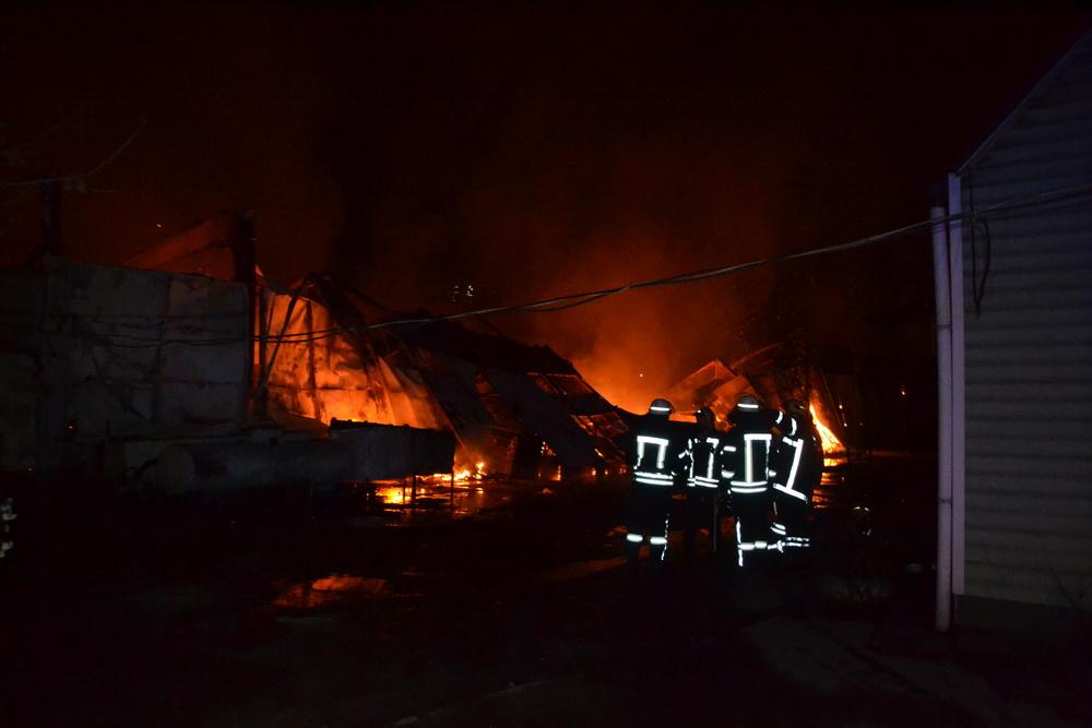 В Одесі згорів великий склад побутової хімії (ФОТО, ВІДЕО)