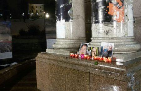 Активісти відзначають на Майдані четверту річницю розгону (ФОТО)