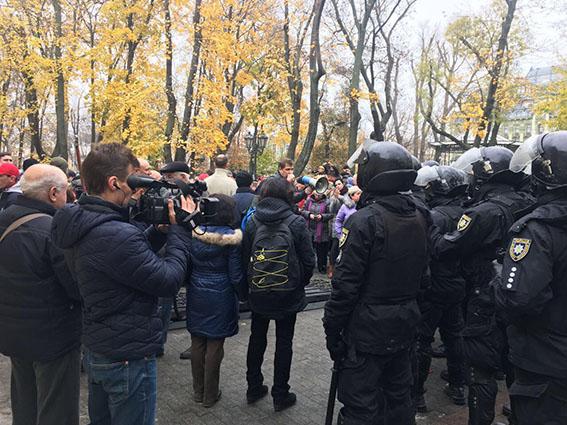 В Одесі внаслідок сутичок постраждало 16 поліцейських(ФОТО)