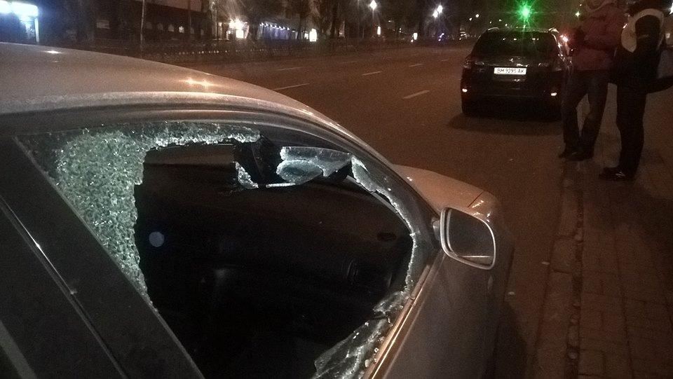 В центрі Києва пограбували два авто (ФОТО)