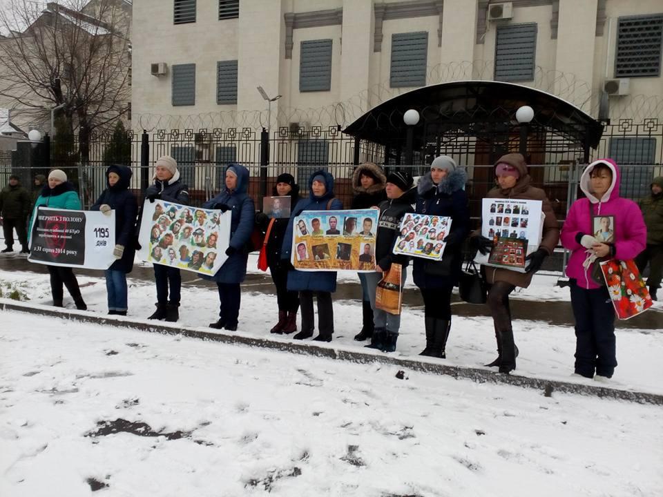 Матері зниклих безвісти на окупованих територіях вимагають створити групи з пошуку їхніх дітей (ФОТО)