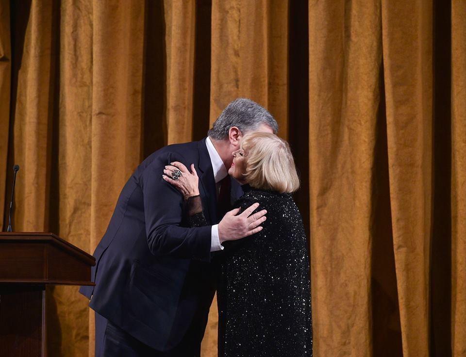 Порошенко вручив Аді Роговцевій державну премію імені Довженка