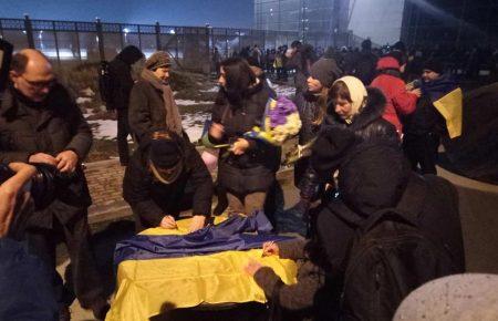 У Борисполі чекають на прибуття звільнених полонених (ФОТО)