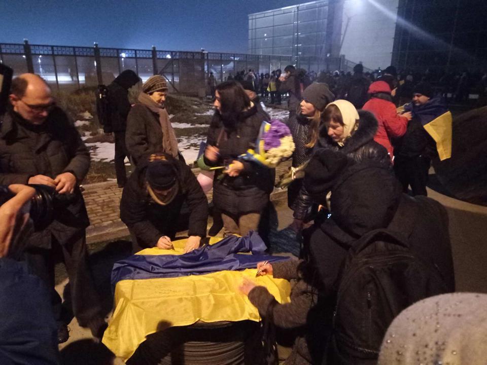 У Борисполі чекають на прибуття звільнених полонених (ФОТО)